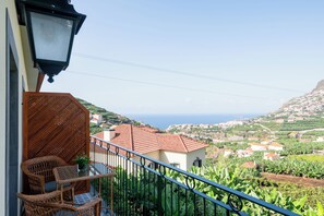 Master Suite / 1 bedroom, private bathroom, kitchenette, large balcony with sea view | Vistas del balcón