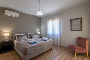 4 chambres, coffres-forts dans les chambres, fer et planche à repasser