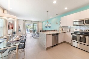 Casa de ciudad familiar, en el área del jardín | Cocina privada | Parrilla de estufa, lavavajillas y utensilios de cocina 