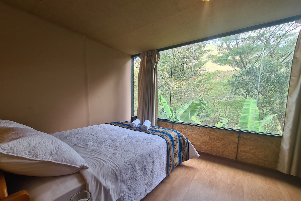 Een bureau, een laptopwerkplek, gratis wifi, beddengoed