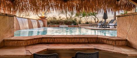 Alberca al aire libre y alberca climatizada