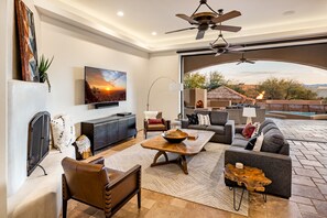 Smart TV, fireplace, ping pong - Heated pool w/swim up bar, game room & much more! (Scottsdale)