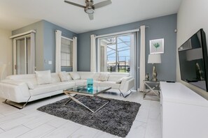 Family Townhome, Garden Area | Living room