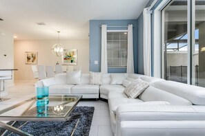 Family Townhome, Garden Area | Living room