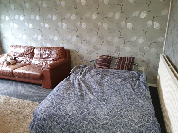 Basic House | Living room - 17 Spring Close Service Apartment (Coventry)