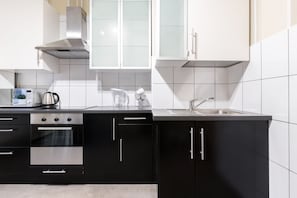 Appartement Affaires | Cuisine privée | Grand réfrigérateur, micro-ondes, four, plaque de cuisson