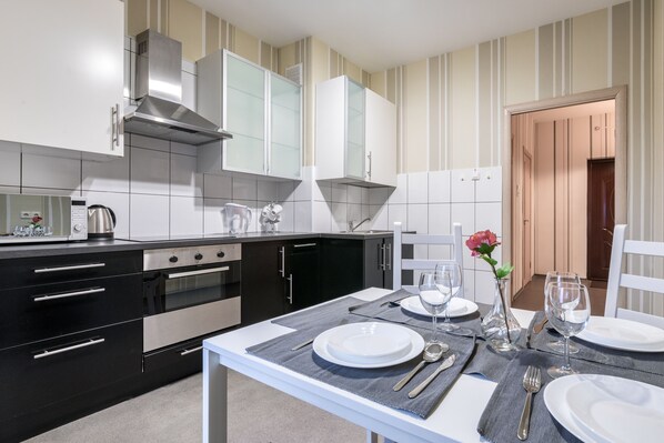 Business-Apartment | Eigene Küche | Großer Kühlschrank, Mikrowelle, Ofen, Herdplatte