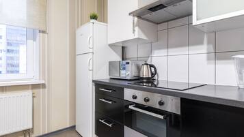 Business-Apartment | Eigene Küche | Großer Kühlschrank, Mikrowelle, Ofen, Herdplatte