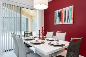 Familienvilla, zum Garten hin | Eigene Küche