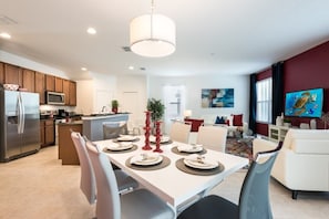 Villa familiale, côté jardin | Cuisine privée | Surface de cuisson, lave-vaisselle, vaisselle et ustensiles
