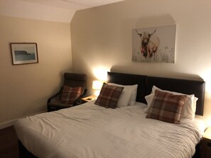 Decoración personalizada, muebles diferentes y cortinas blackout