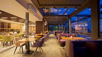 Desayuno buffet diario (EUR 10 por persona)