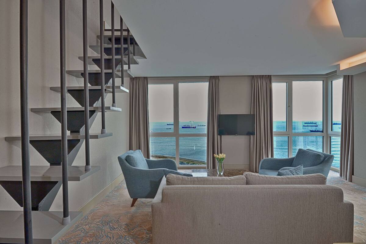 ห้องสวีท, หล  ายเตียง, ปลอดบุหรี่, ระเบียง (View) | เครื่องนอนระดับพรีเมียม, มินิบาร์, ตู้นิรภัยในห้องพัก, โต๊ะทำงาน