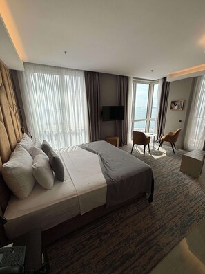 Phòng Suite Junior, 1 giường đôi, không hút thuốc, ban công (View) | Bộ đồ giường cao cấp, minibar, két bảo mật tại phòng, bàn 