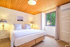 Ropa de cama hipoalergénica, escritorio y sistema de insonorización