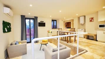 40-inch LCD TV with cable channels, TV