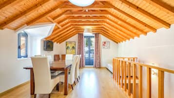 Appartement Deluxe, 2 chambres | Salle de séjour | Télévision LCD de 40 pouces avec chaßnes par cùble, télévision