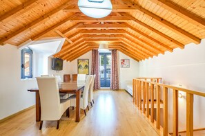 Deluxe-lejlighed - 2 soveværelser | Stue | 40-tommers LCD-tv med kabelkanaler, tv