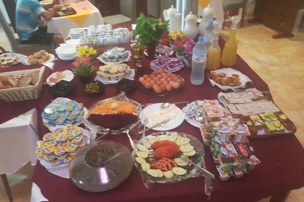 Sudah termasuk sarapan prasmanan setiap hari