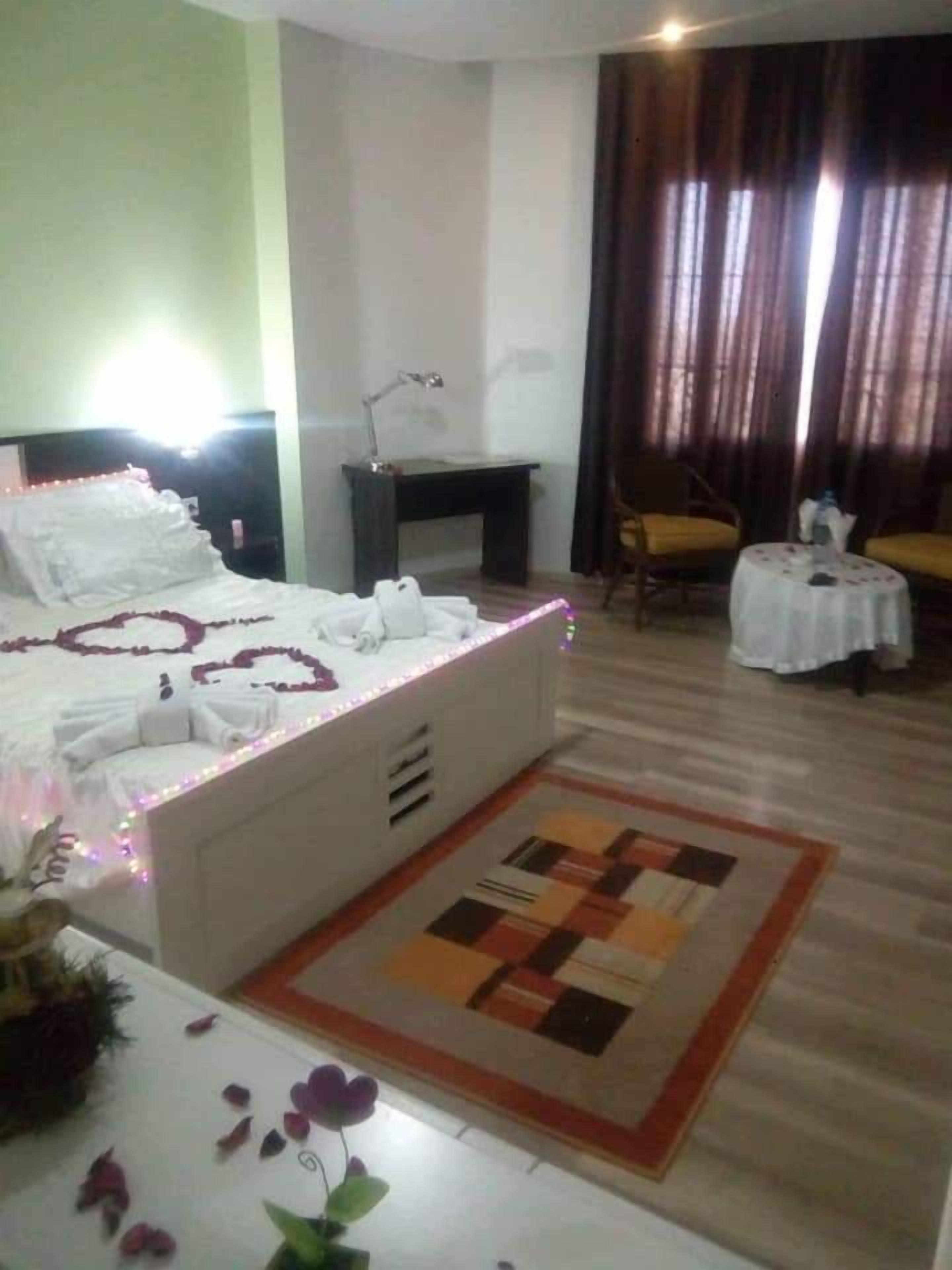 Comfort Room | Minibar, desk, blackout drapes, rollaway beds