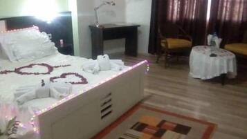 Comfort Room | Minibar, desk, blackout drapes, rollaway beds