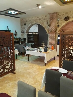 Breakfast, lunch, dinner served; local and international cuisine - Hotel Du Prince (Ain Temouchent)