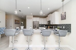 Cooktop, lava-louças, talheres/pratos/utensílios de cozinha