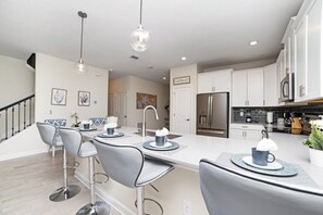 Cooktop, lava-louças, talheres/pratos/utensílios de cozinha