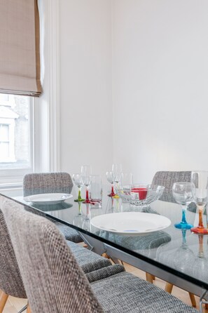 Dining - Deluxe 4 BR Oxford Circus Apartment With Terrace (London)