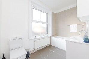 Ensemble douche/baignoire, sĂšche-cheveux, bidet, serviettes fournies