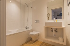 Gratis toiletartikelen, een haardroger, handdoeken