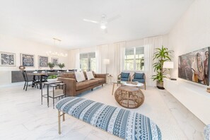 Flat-screen TV, video-game console - Vhc7879ha - Storey Lake Resort - 7 Bed 5 Baths Villa (Kissimmee)