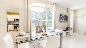 Bếp nấu, máy rửa bát, dụng cụ nấu nướng/bát dĩa/dao nĩa