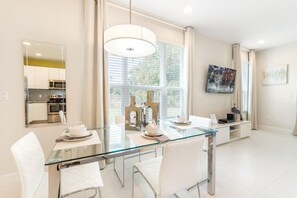 Stovetop, dishwasher, cookware/dishes/utensils - Vhc7876ha - Serenity - 3 Bed 3 Baths Townhouse (Clermont)