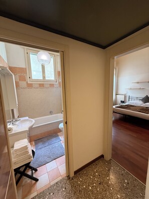 Suihkun ja ammeen yhdistelmä, hiustenkuivaaja, bidee, pyyhkeet