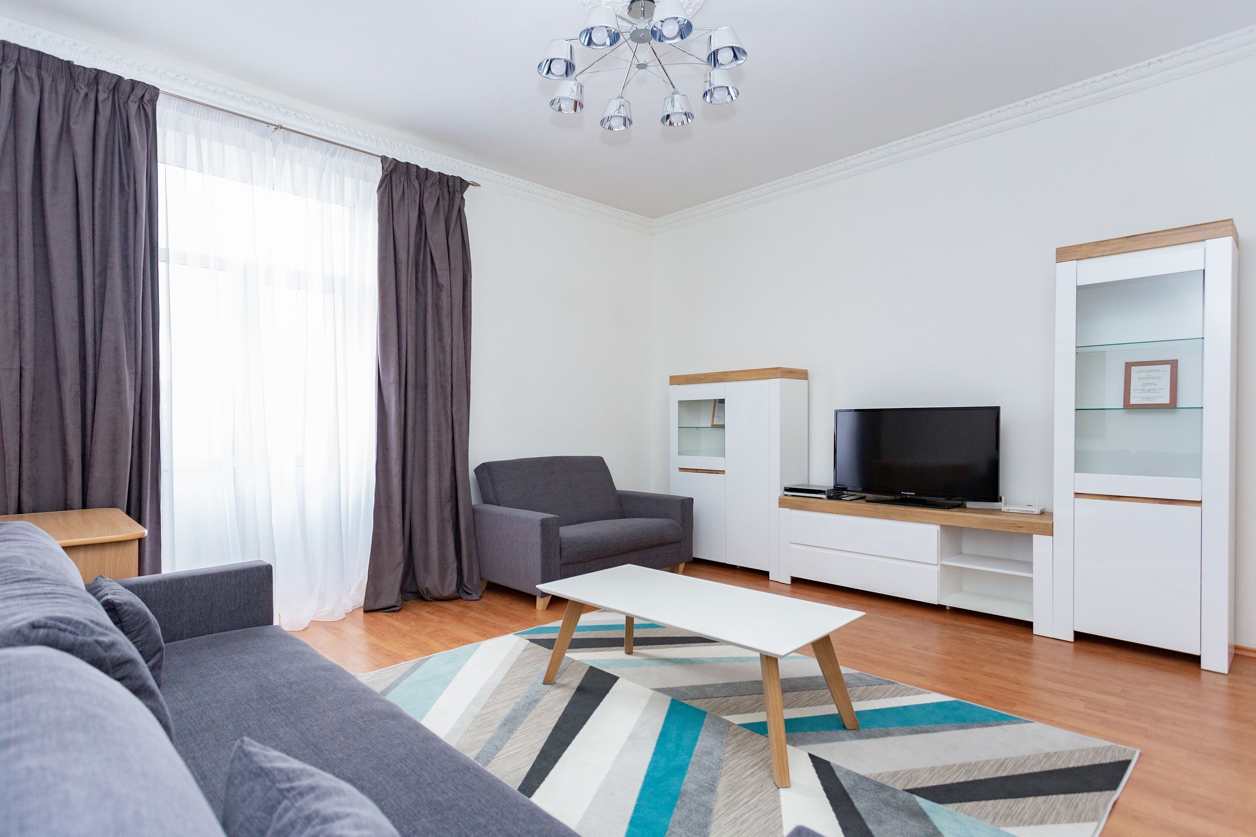 Superior-huoneisto (floor 4) | Olohuone | 43–tuumainen LED-televisio, jossa kaapelikanavat