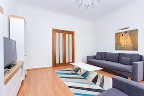 Apartamento superior (floor 4) | Sala de estar | Televisión LED de 43 pulgadas con canales por cable, una televisión