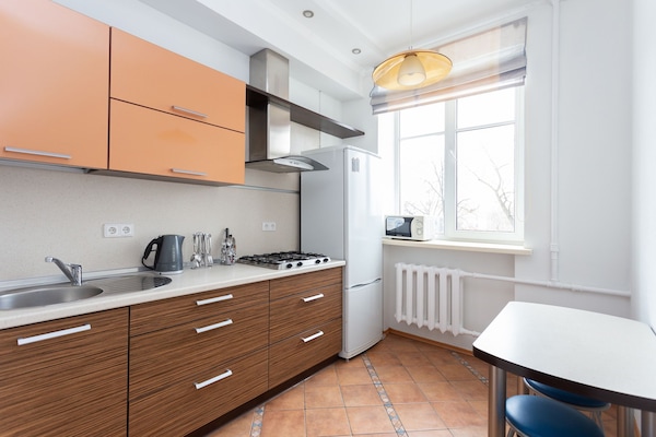 Superior appartement (floor 4) | Privékeuken | Een koelkast/vriezer, een magnetron, een kookplaat