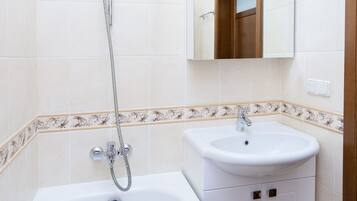 Superior appartement (floor 4) | Badkamer | Een bad, gratis toiletartikelen, een haardroger, handdoeken