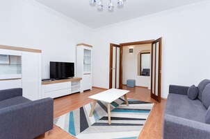 Superior-Apartment (floor 4) | Wohnzimmer | 43-Zoll-LED-Fernseher mit Kabelempfang, Fernseher