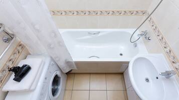 Superior Apartment (floor 4) | Bathroom | Bathtub, free toiletries, hair dryer, towels
