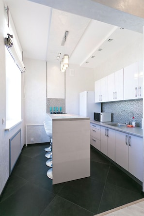 Deluxe Apartment (floor 5) | Private kitchen | Full-size fridge, microwave, stovetop, coffee/tea maker - MinskLux Apartment Engelsa str. 12 (Minsk)