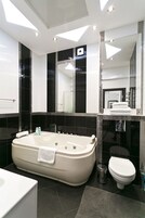 Deluxe-Apartment (floor 5) | Badezimmer | Whirlpool, kostenlose Toilettenartikel, Haartrockner, Handtücher