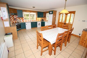 Comfort Cottage (Kinnegar) | In-room dining - Rathmullan Holiday Homes (Rathmullan)