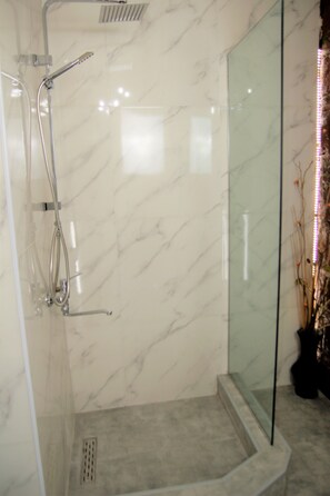 Apartment | Bathroom shower - Saperavi Apartment (Tbilisi)