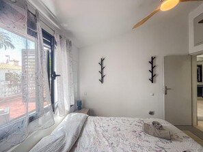 1 habitación, tabla de planchar con plancha, wifi gratis y ropa de cama