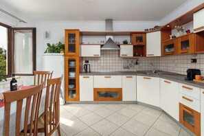 Refrigerador, cafetera y tetera, tetera eléctrica y tostadora