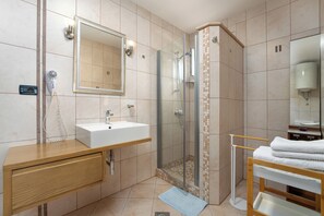Een douche, een haardroger, een bidet, handdoeken