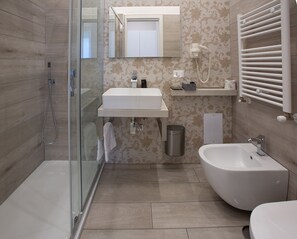 Deluxe-Doppel- oder -Zweibettzimmer, Balkon | Badezimmer | Dusche, Regendusche, kostenlose Toilettenartikel, Haartrockner