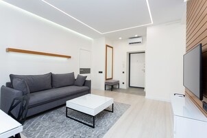 Deluxe-Apartment (floor 2) | Wohnbereich | 50-Zoll-Smart-TV mit Digitalempfang, Fernseher